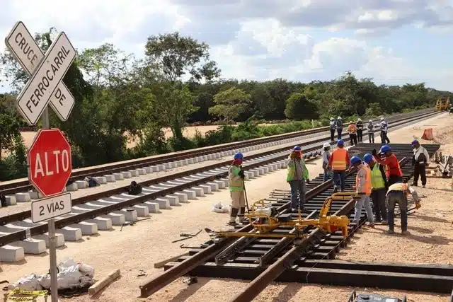 Trabajadores en las vías del Tren Maya