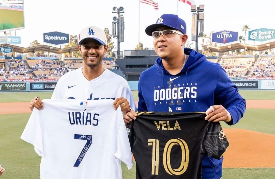 ¡Reunión mexicana! Julio Urías junto a Carlos Vela lanzan primera bola en Dodger Stadium