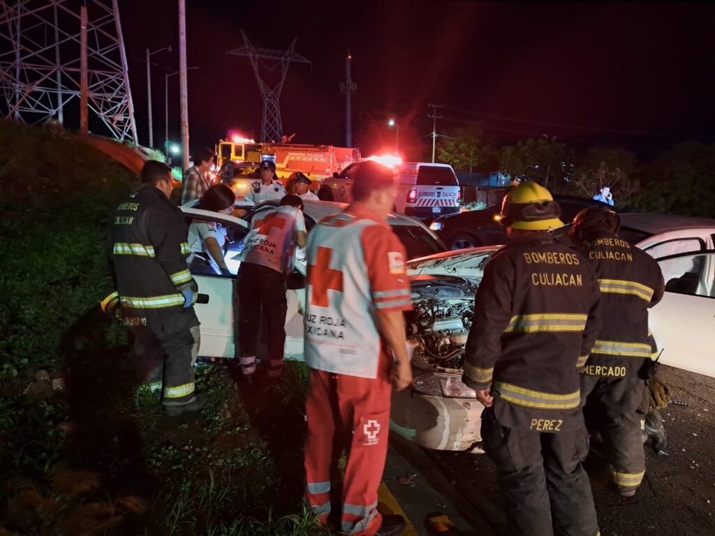 Destrozados quedan dos autos tras chocar de frente sobre la Álvaro Obregón, en Culiacán