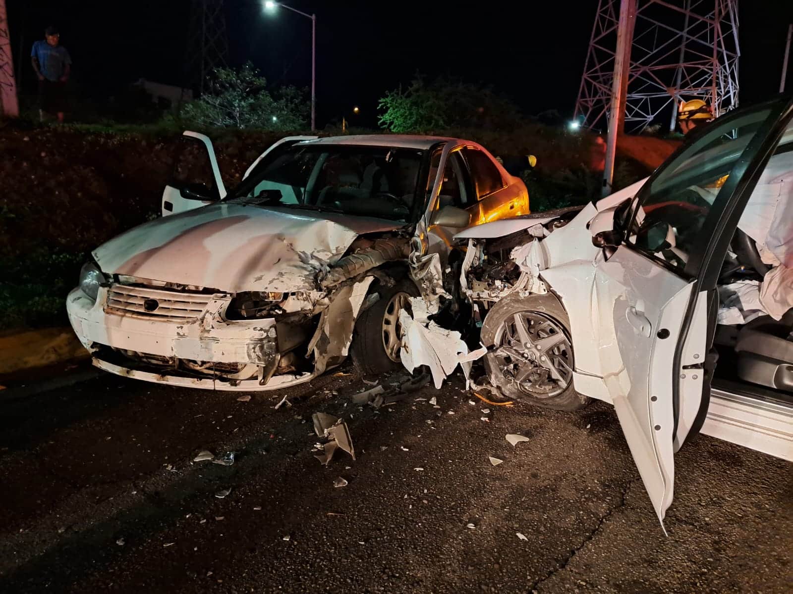 Destrozados quedan dos autos tras chocar de frente sobre la Álvaro Obregón, en Culiacán