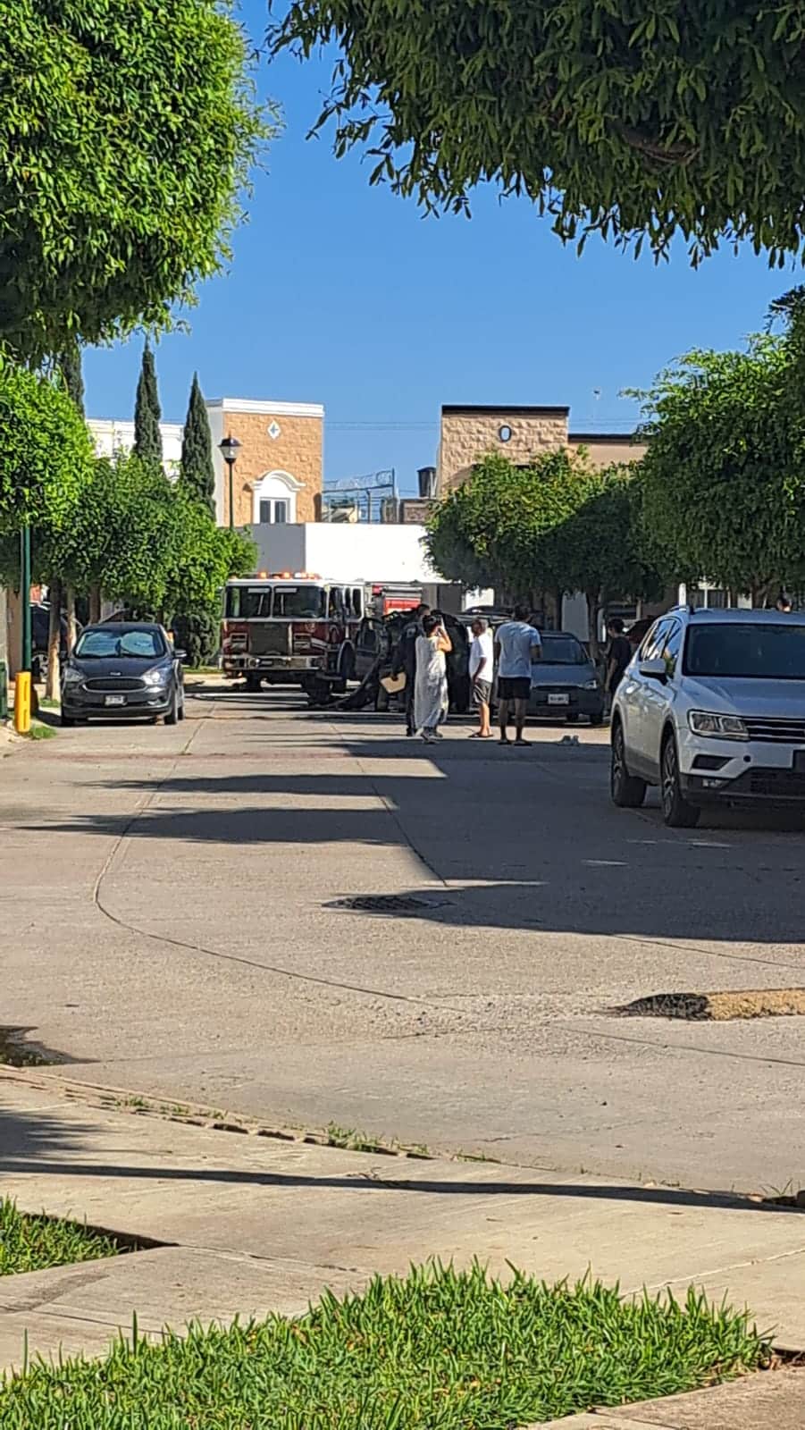 Camioneta incendiada en fraccionamiento de Mazatlán
