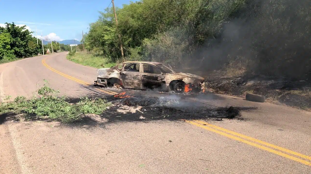 Carro quemado en Sinaloa de Leyva