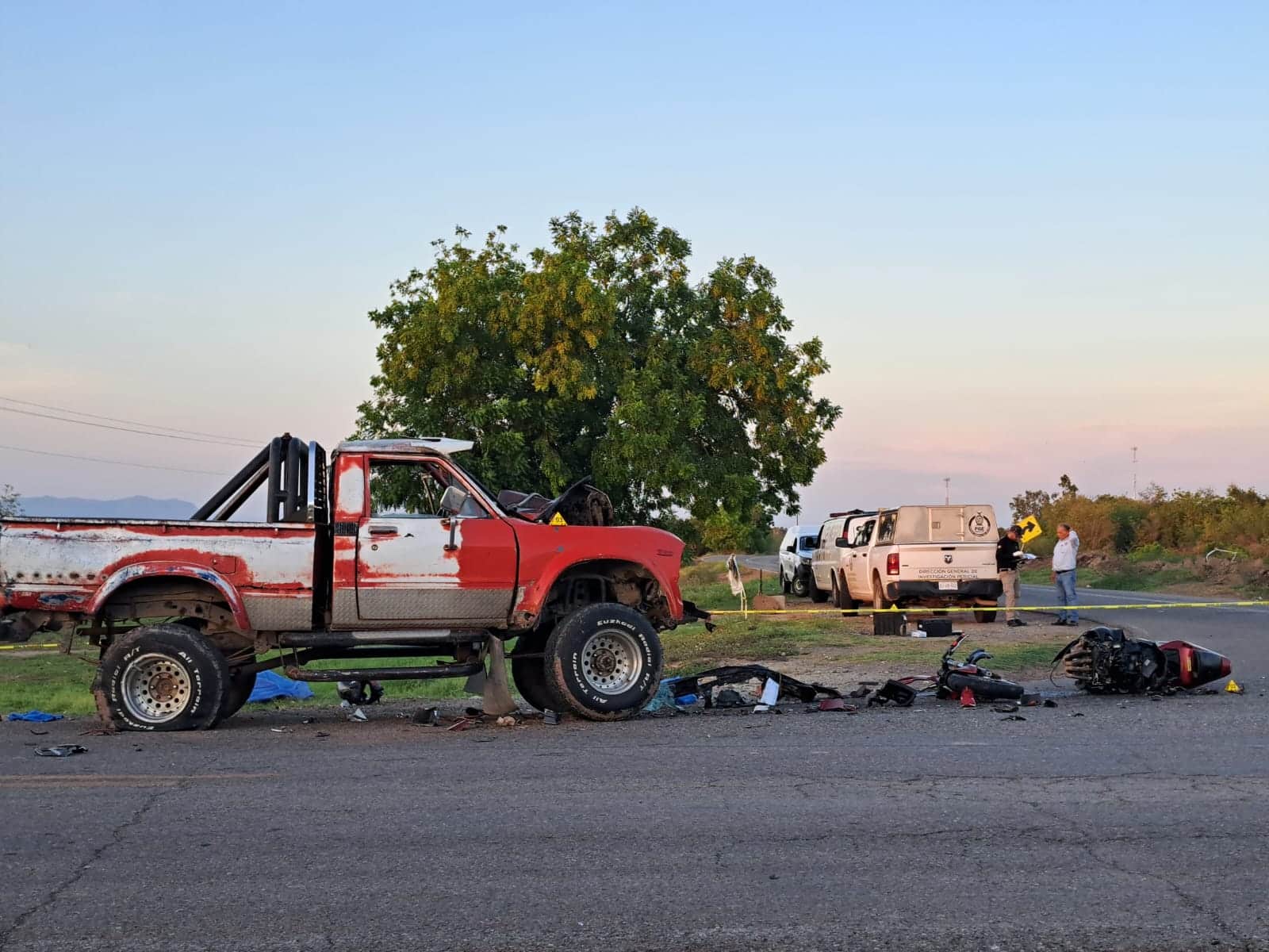 Choque entre camioneta y moto