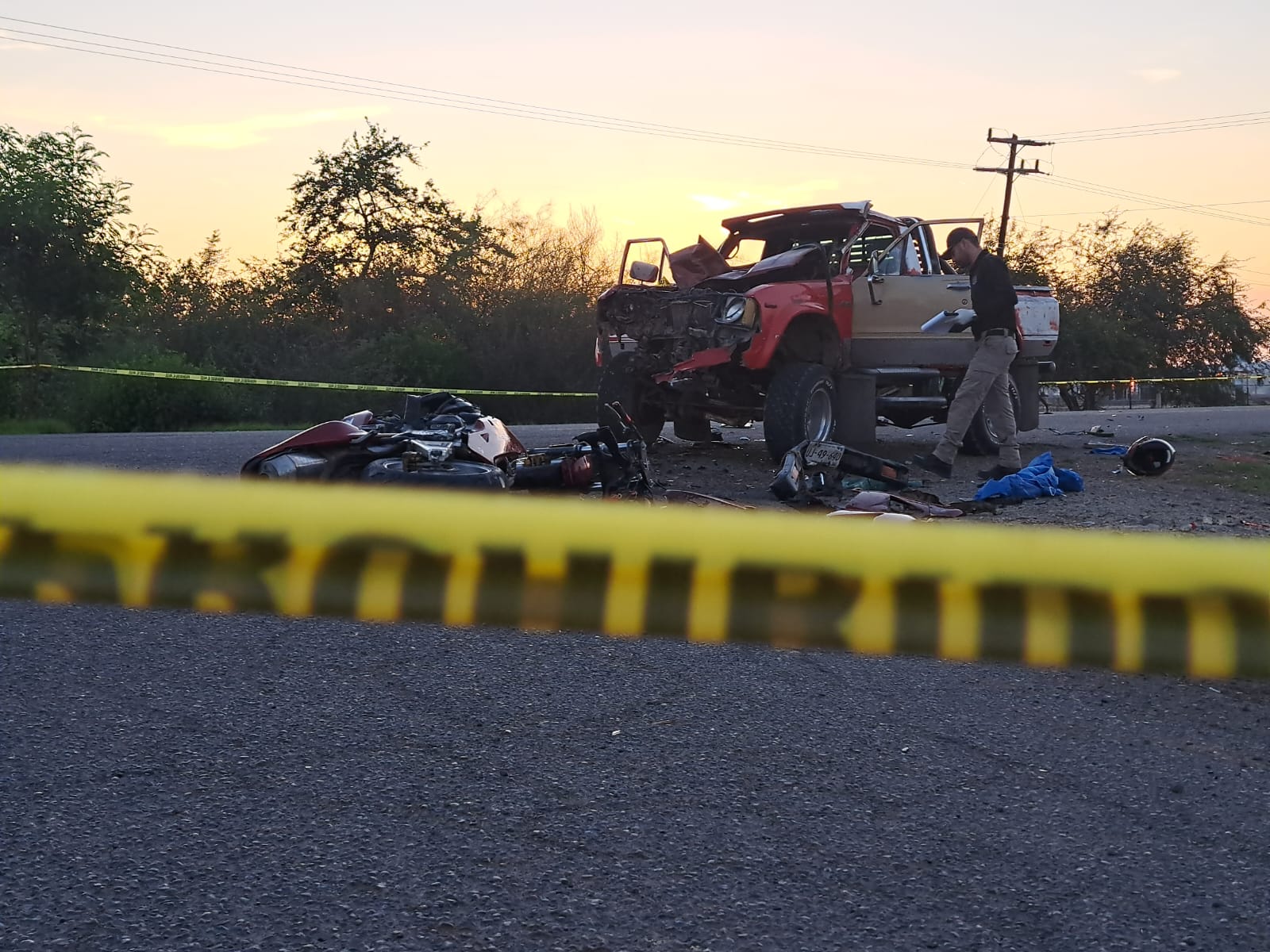 Choque entre camioneta y moto