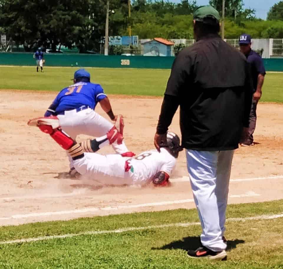 Hombres jugando beisbol