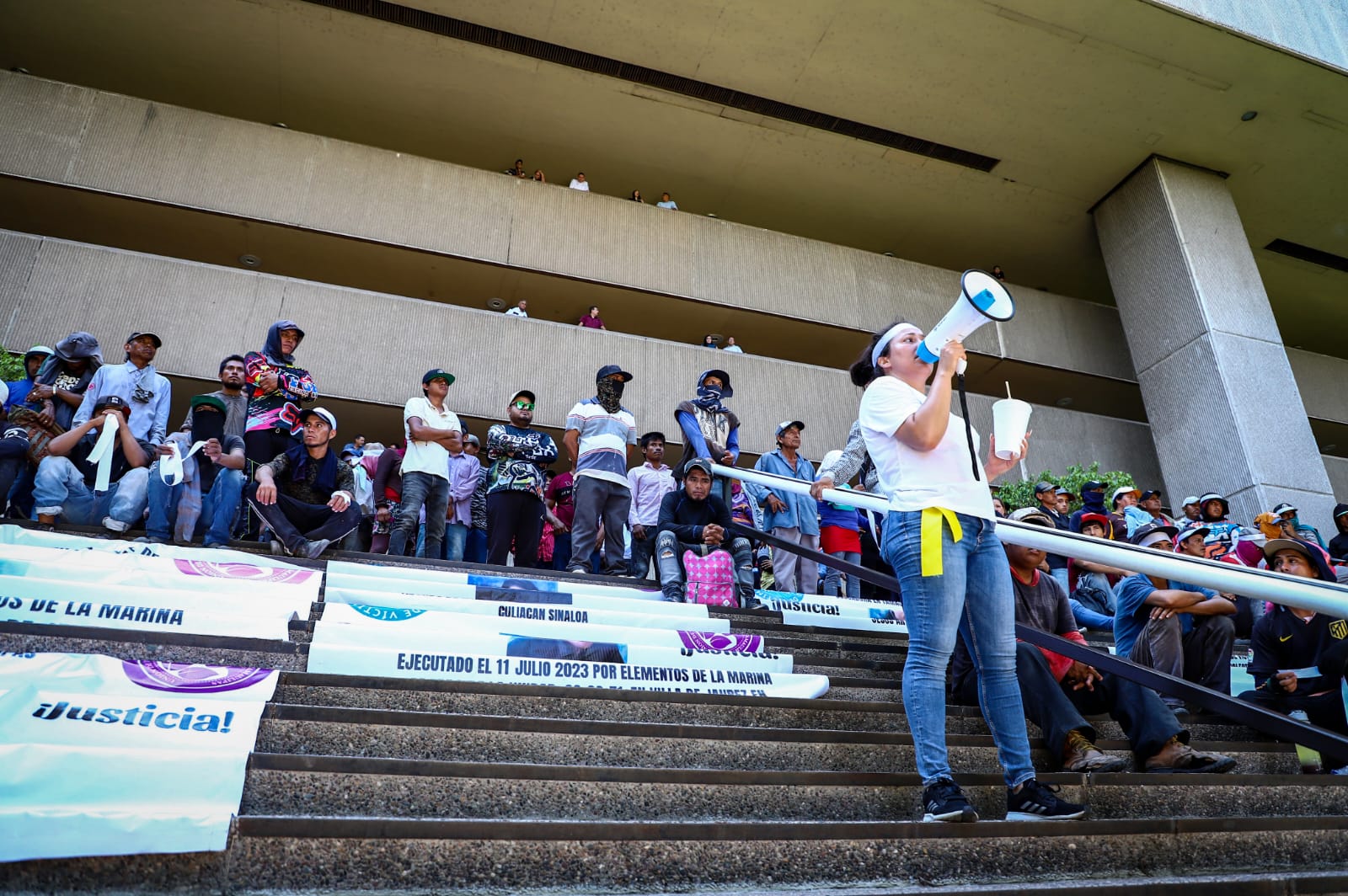 Grupo de personas pidiendo justicia