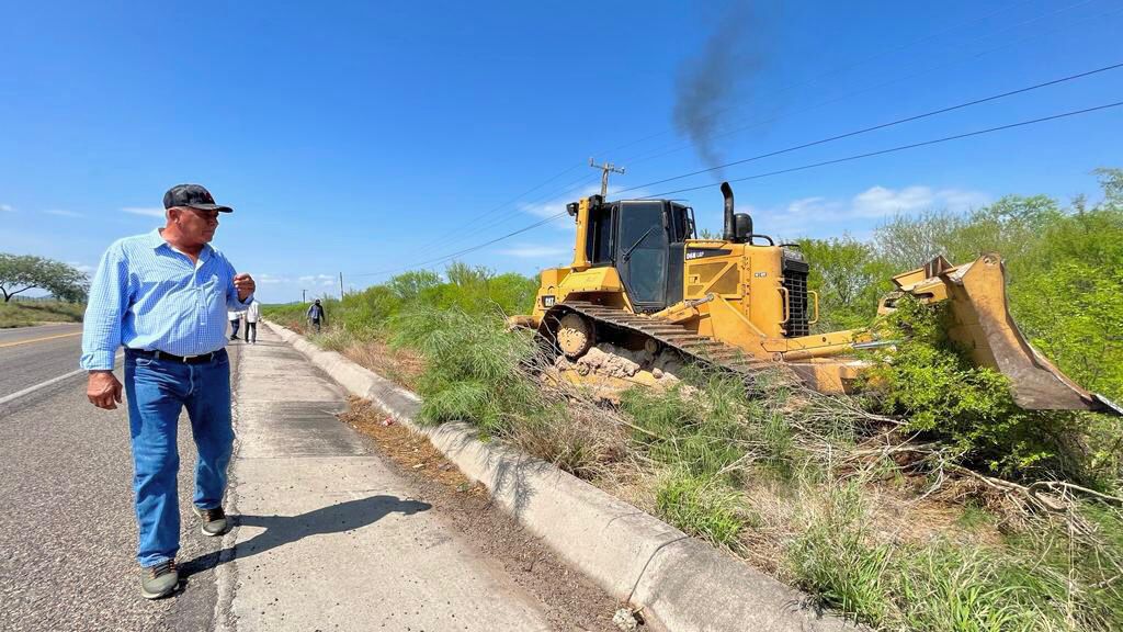 Alcalde de El Fuerte supervisando la rehabilitación de caminos