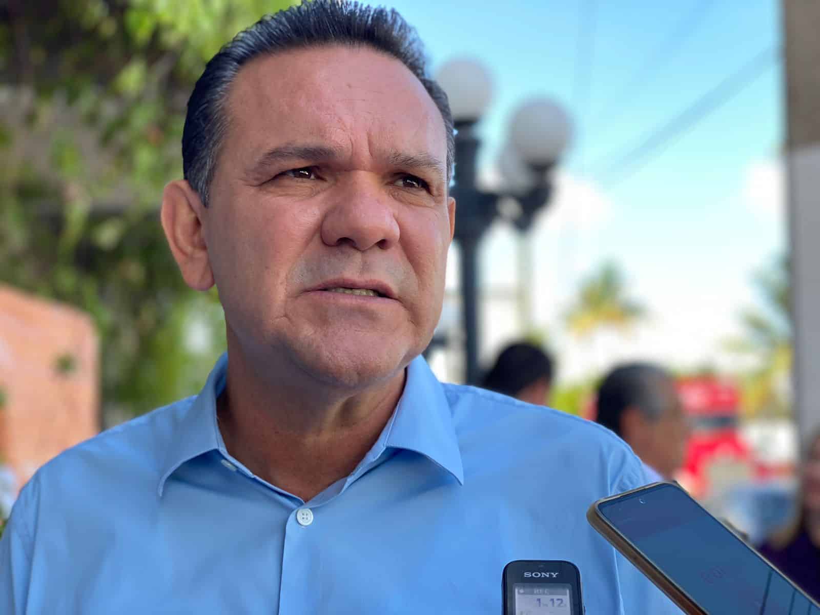Sergio Torres Félix siendo entrevistado