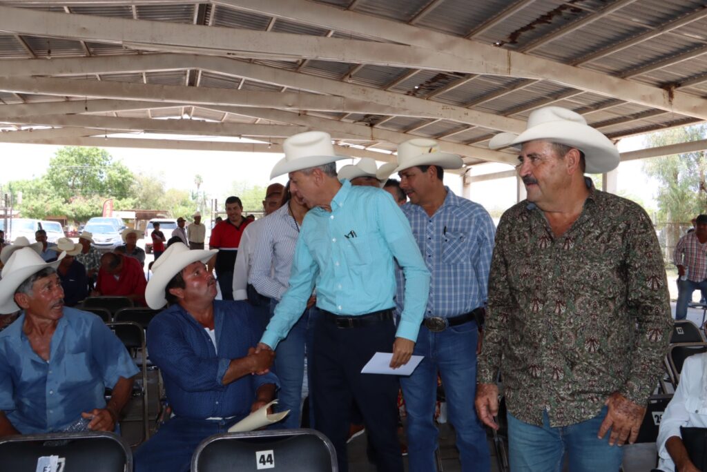 Alcalde saludando a los ganaderos productores que asistieron a la entrega del apoyo