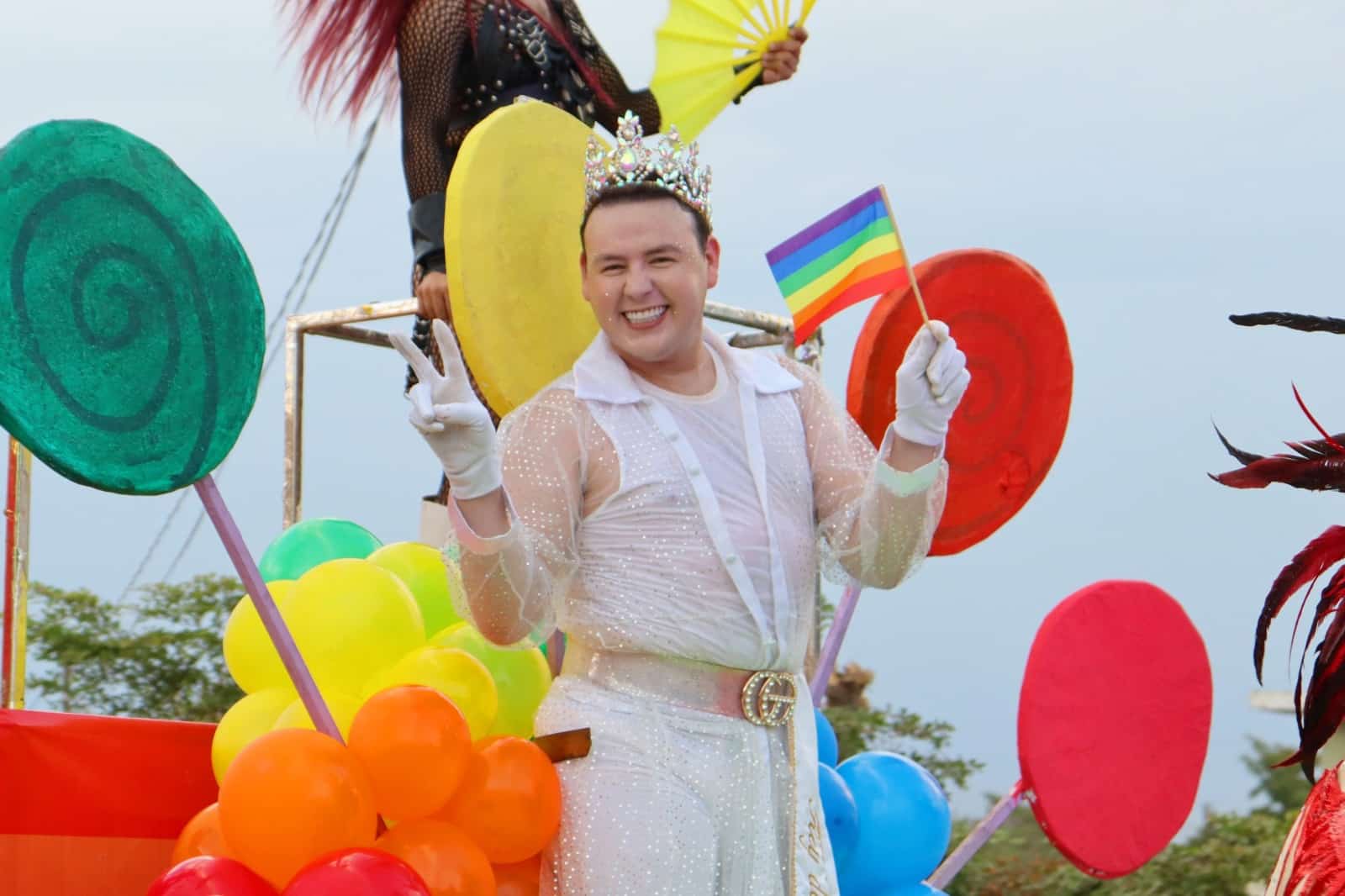 Influencer Héctor Limón en marcha del orgullo