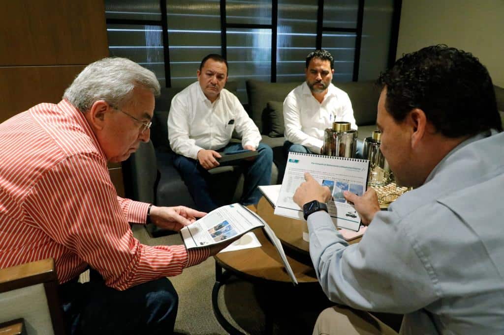 Gobernador Rubén Rocha Moya en reunión con el gerente de la División de Distribución Noroeste de la Comisión Federal de Electricidad (CFE), Hugo Martínez Lendechy