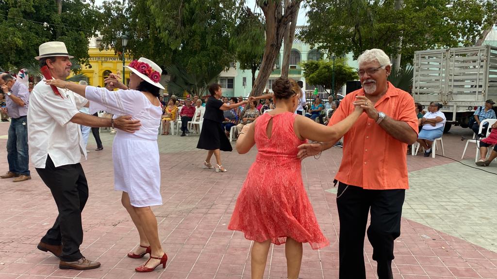 Adultos bailando en la plazuela Zaragoza
