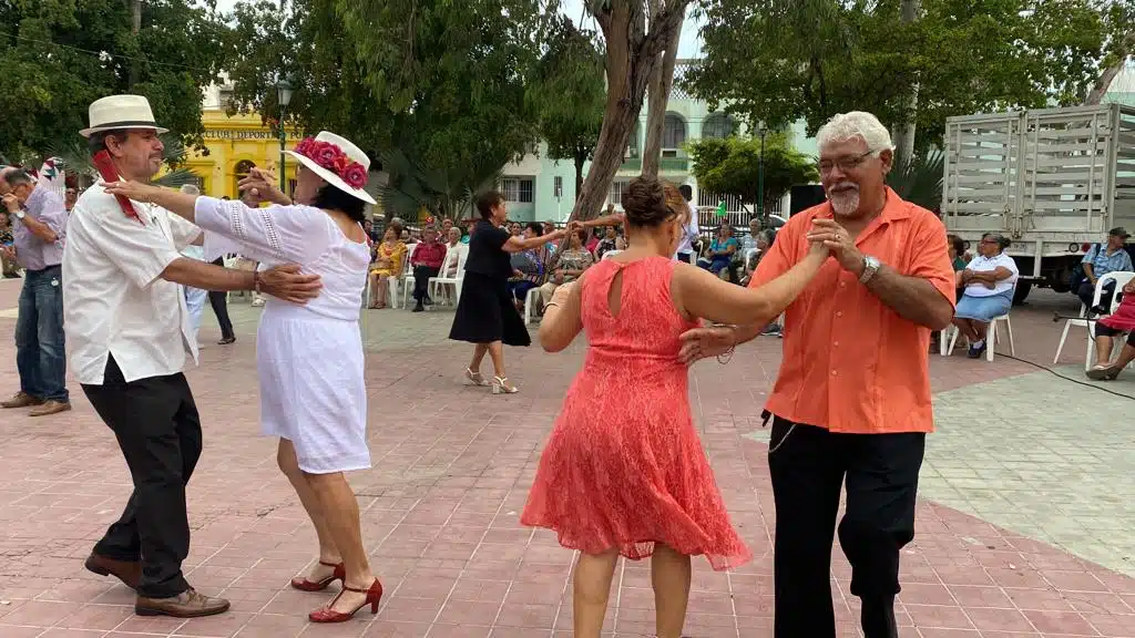 Adultos bailando en la plazuela Zaragoza