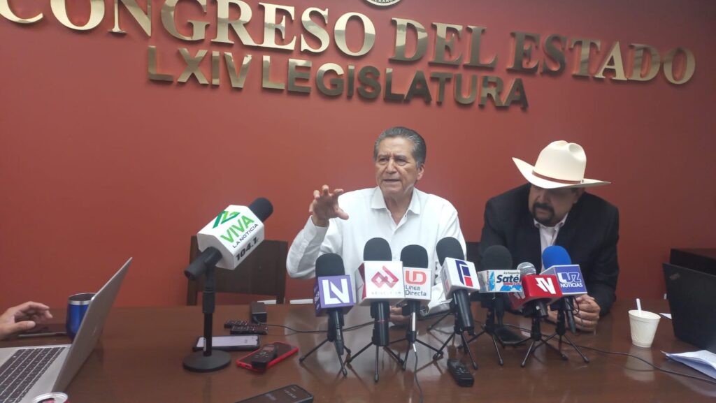 Feliciano Castro Meléndrez en rueda de prensa