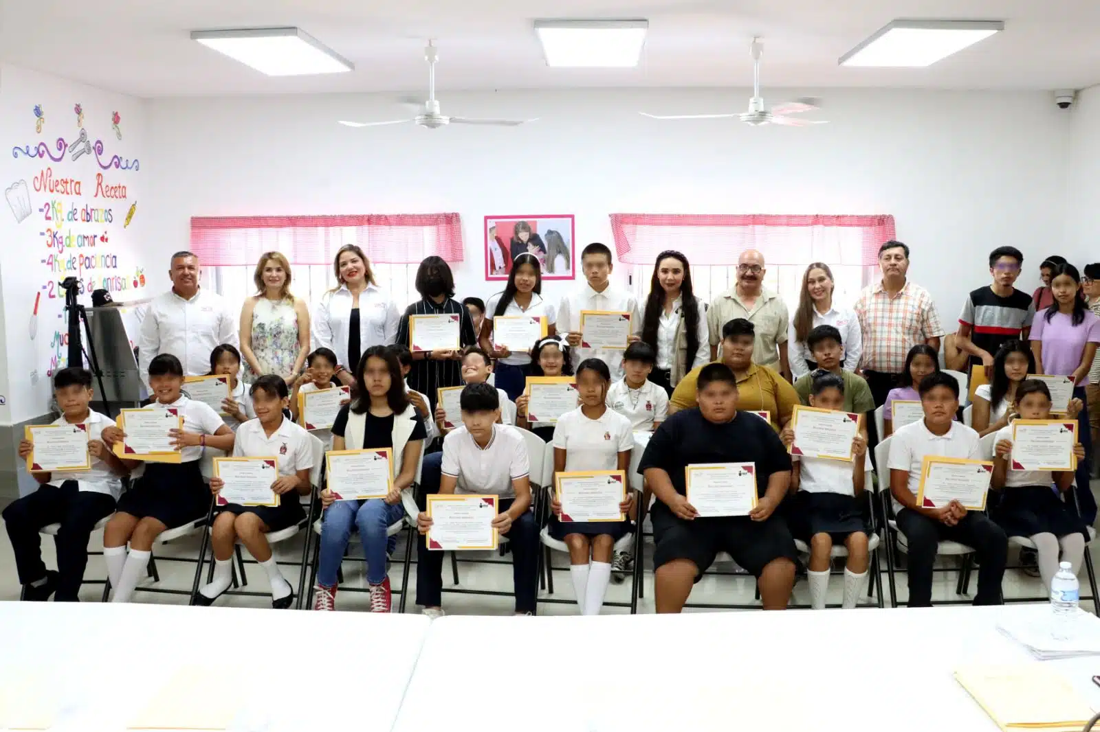 Entregan reconocimiento a alumnos por culminar curso