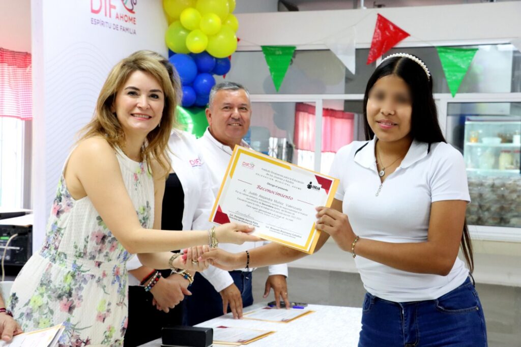 Entregan reconocimiento a alumnos por culminar curso