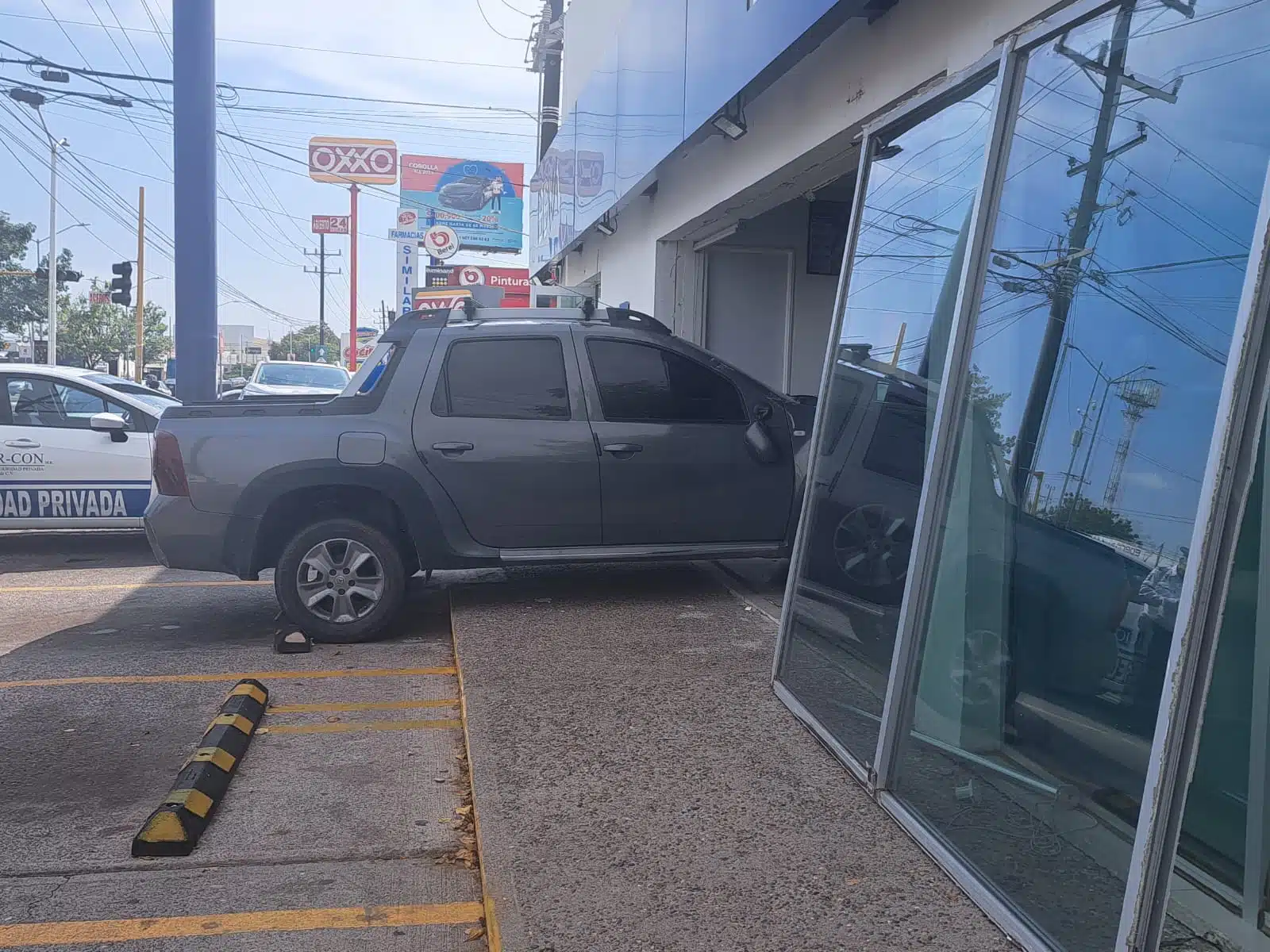 Conductor pierde el control y choca contra banco en Culiacán.