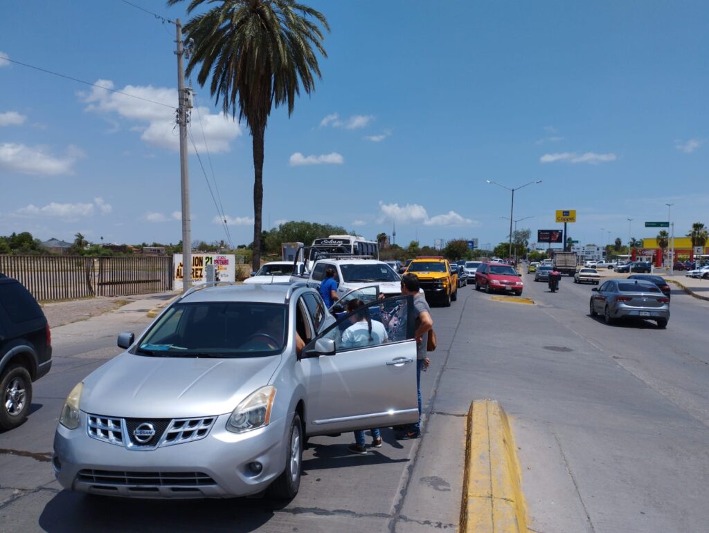accidente automovilístico sobre concurrida calle en Los Mochis