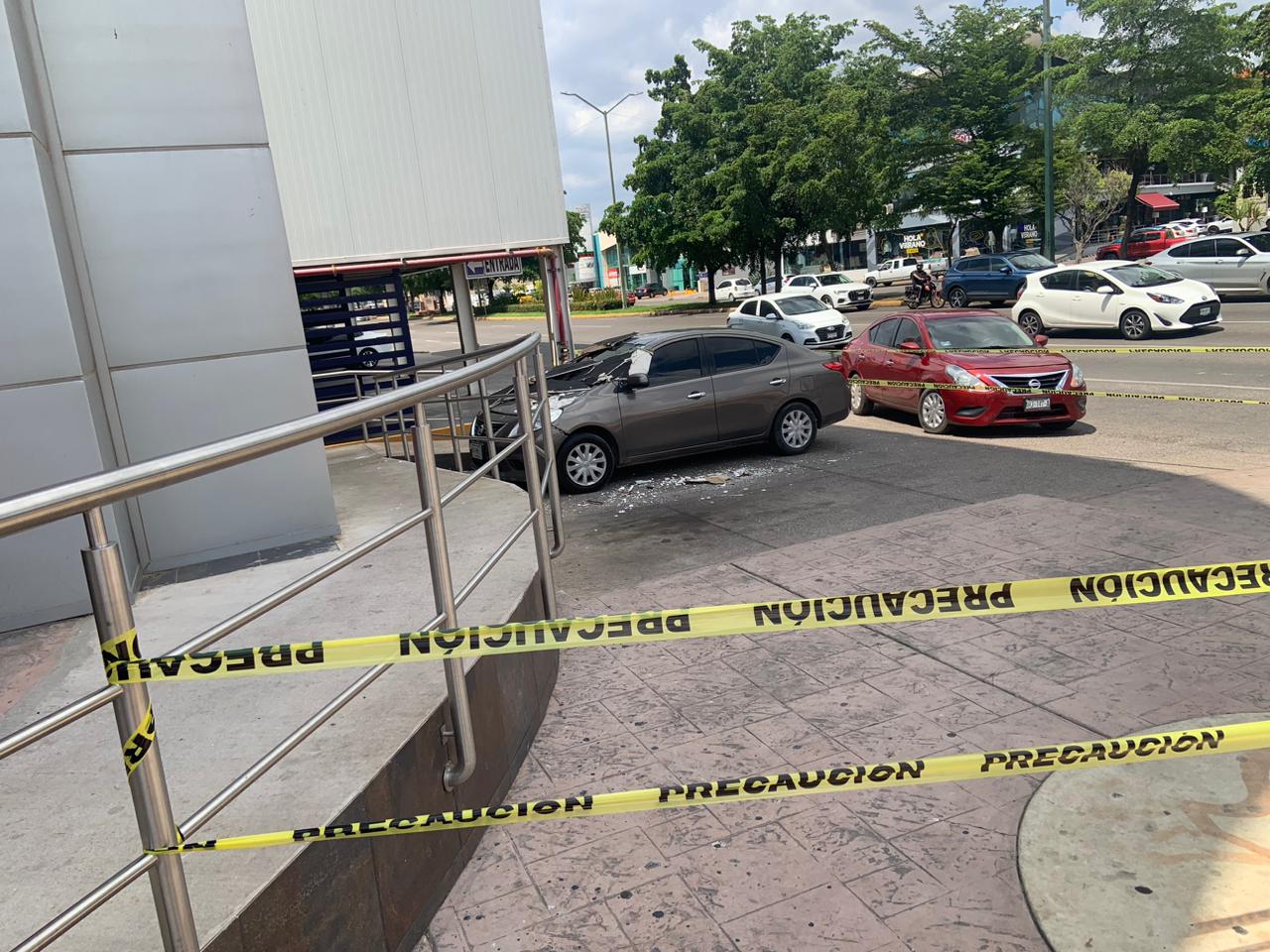 Se derrumba estructura desde las alturas de plaza del Tres Ríos y cae a vehículo Nissan Versa color gris, en Culiacán.