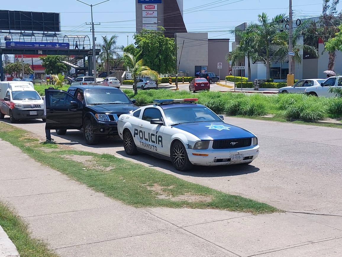 niño de 11 años resultó atropellado al intentar ganarle el paso a una camioneta en Mazatlán.