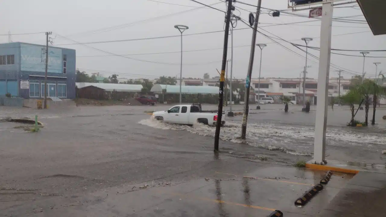 Camioneta pasando por una zona inundada