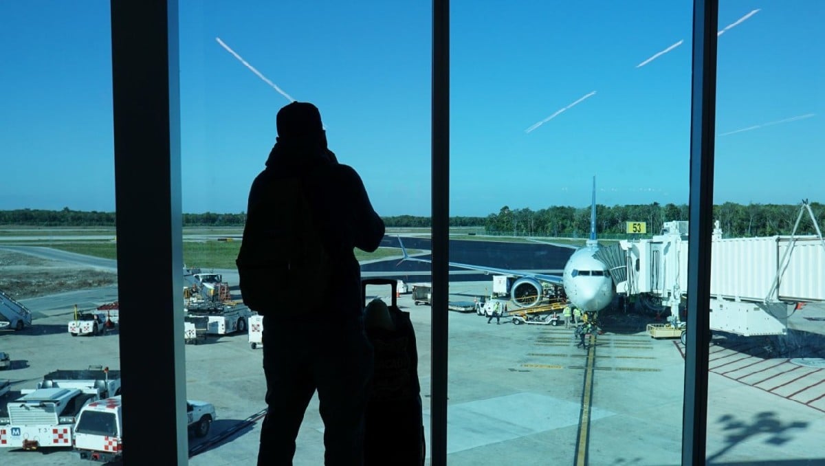 Pasajero frente al punto de salido de un aeropuerto