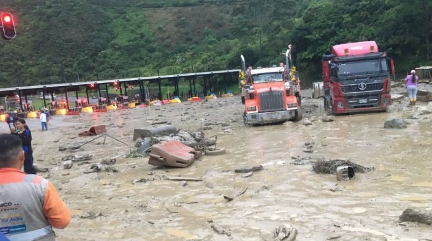 Equipos de rescate buscando sobrevivientes tras alud de tierra en Colombia