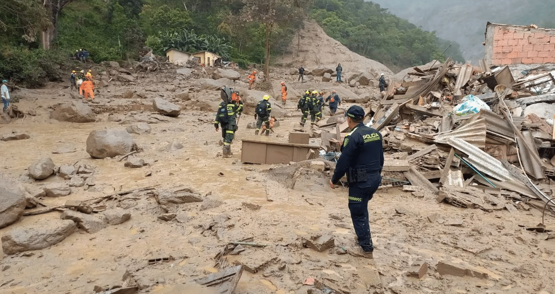 Policía de Colombia en el sitio del alud de tierra