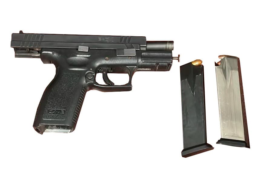 arma de fuego y cartuchos