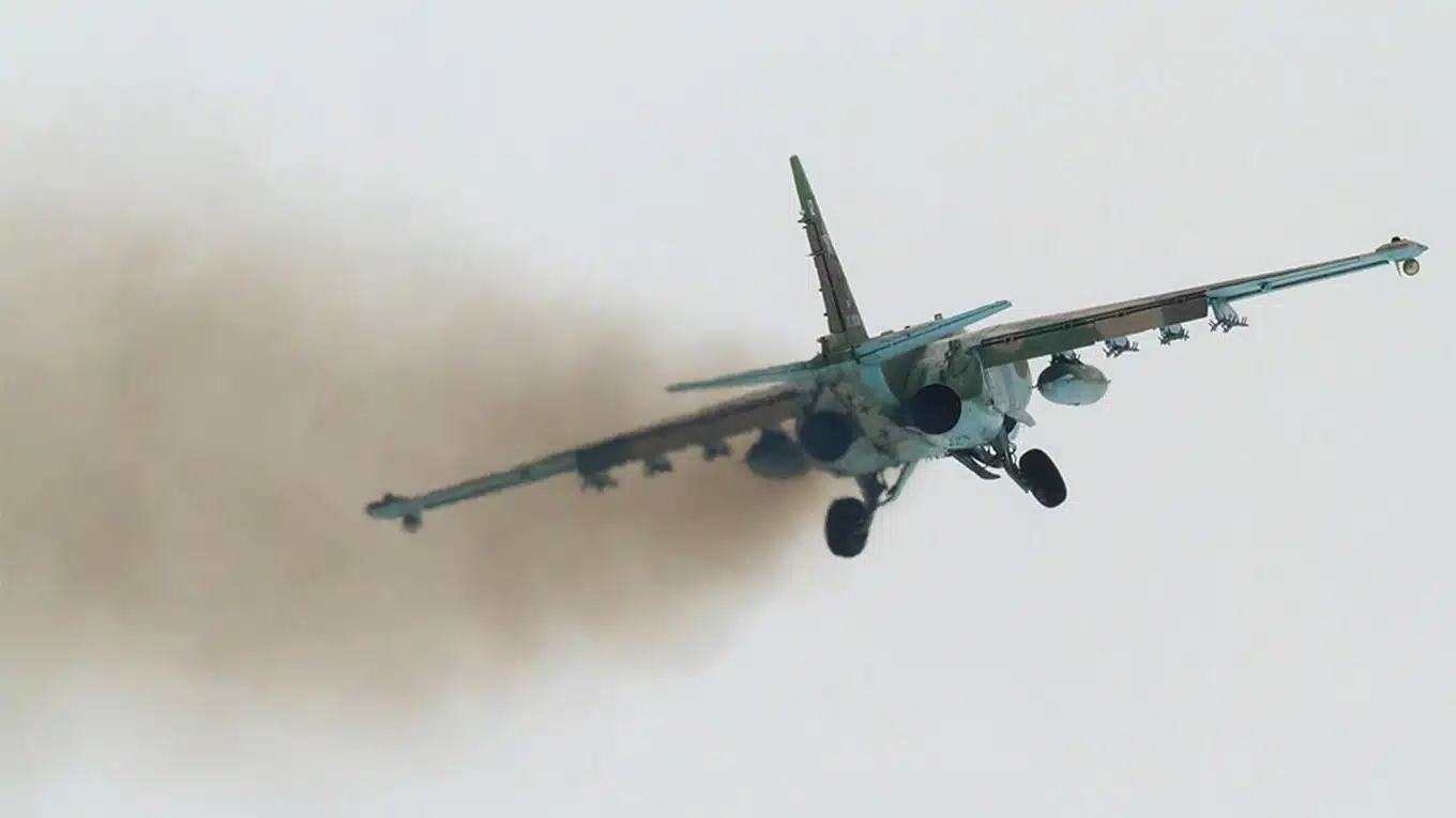 avión de combate ruso en entrenamiento de vuelo