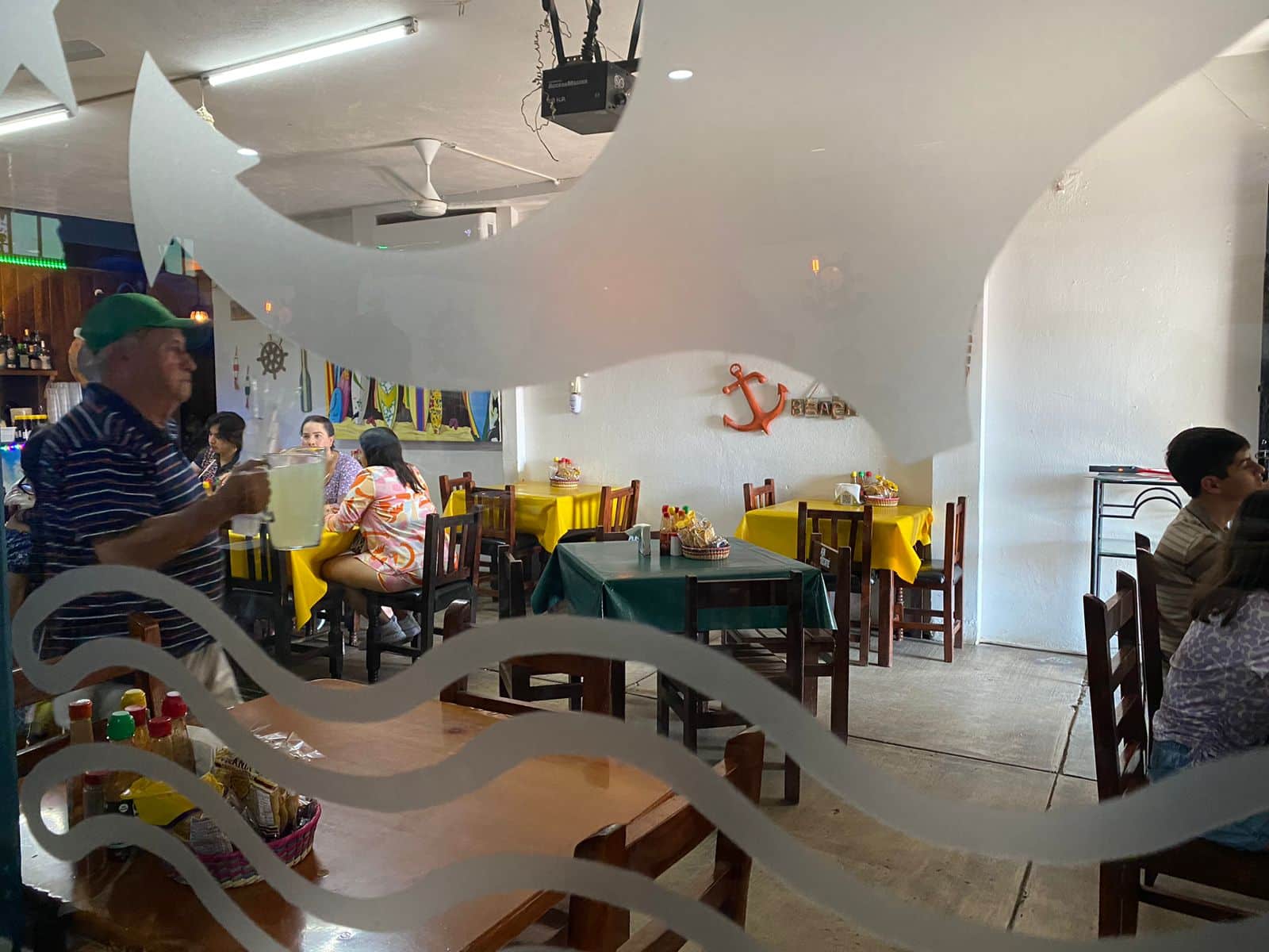 Personas dentro de un restaurante