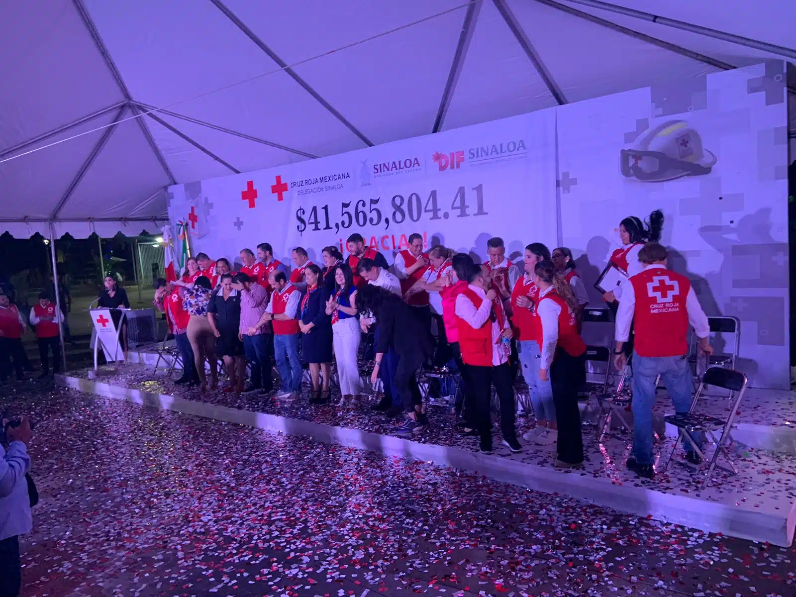 Personal de Cruz Roja Sinaloa festejando la meta en colecta