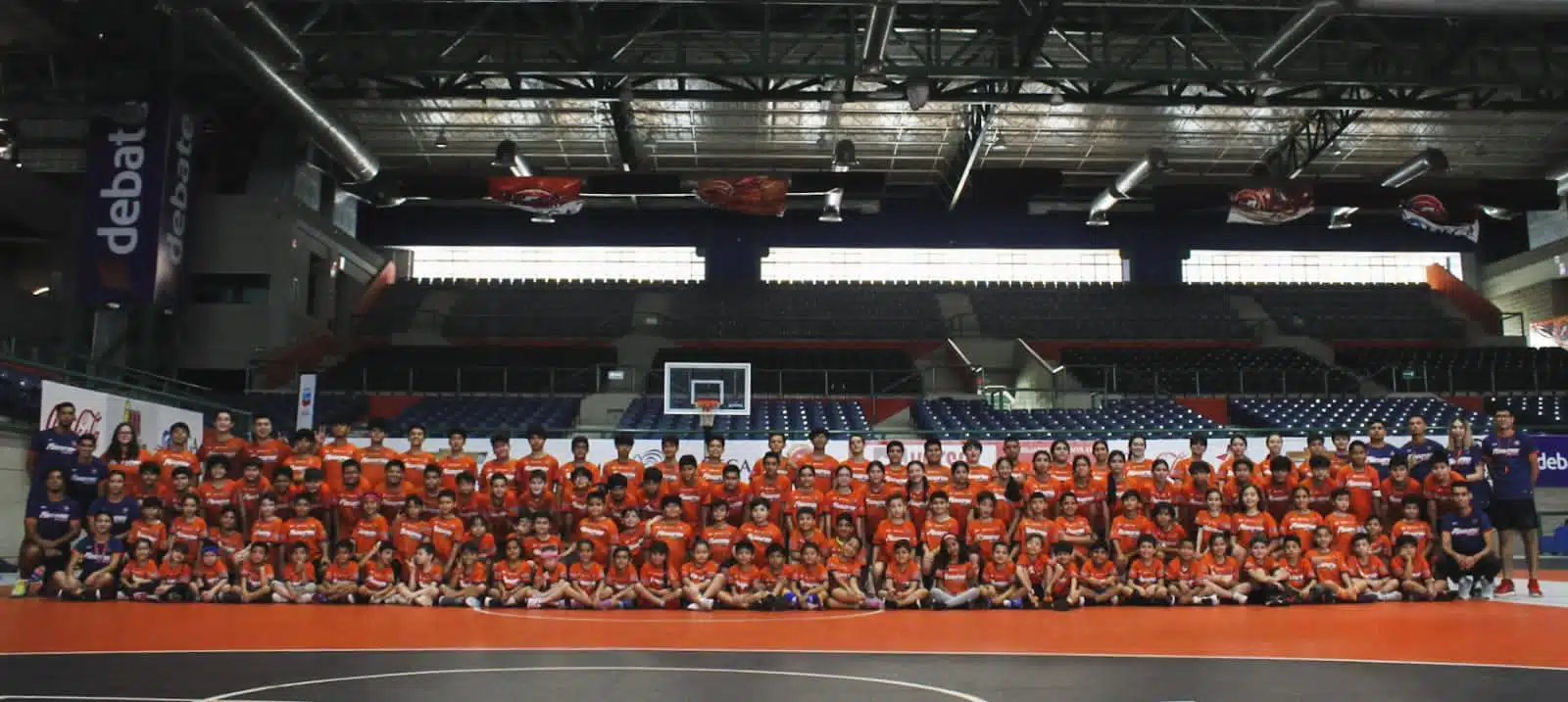 Foto grupal de los niños asistentes al Campamento de Verano del club profesional de baloncesto Pioneros de Los Mochis