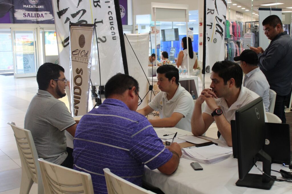 Personas siendo entrevistadas en la Feria del Empleo de Mazatlán