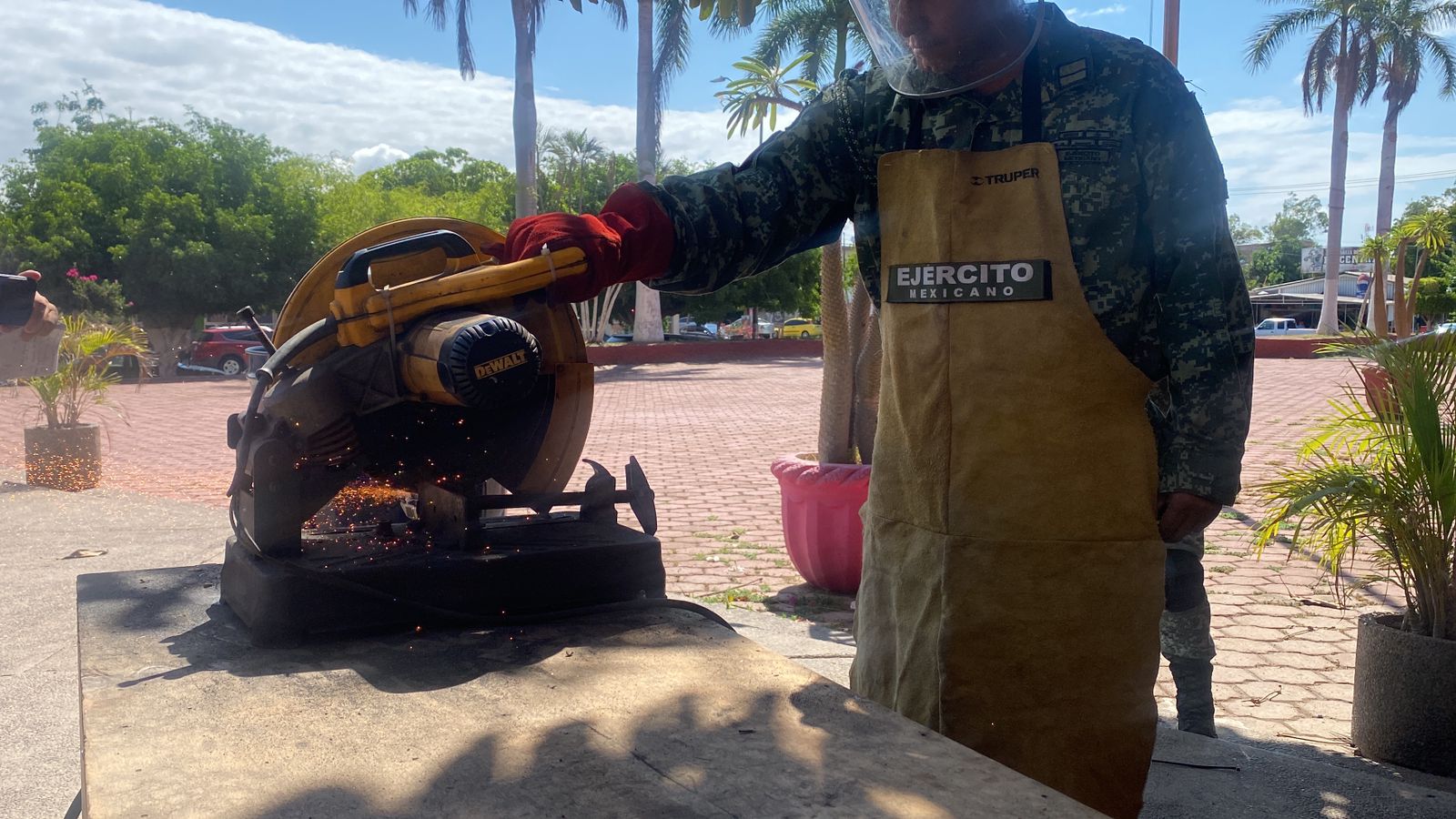 Elemento de la Sedena destruyendo un arma de fuego con maquinaria especial