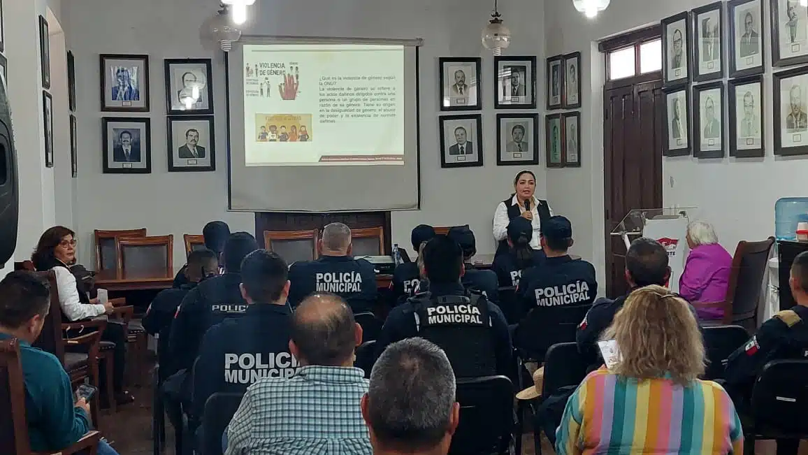 Personal de Semujeres capacitando a Policías Municipales