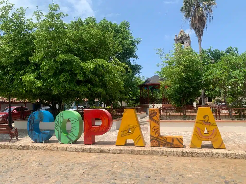 Coloridas letras que forman "Copala"