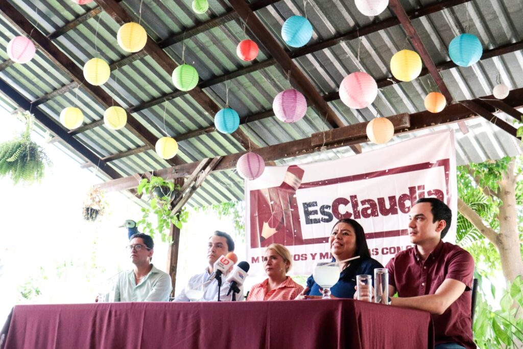 Encuentro de representantes de Es Claudia con jóvenes y maestros de los municipios de El Fuerte y Choix