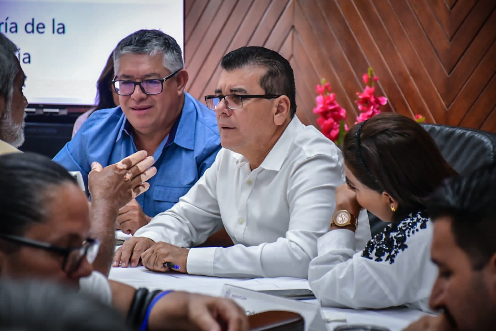 Alcalde reunido con ciudadanos