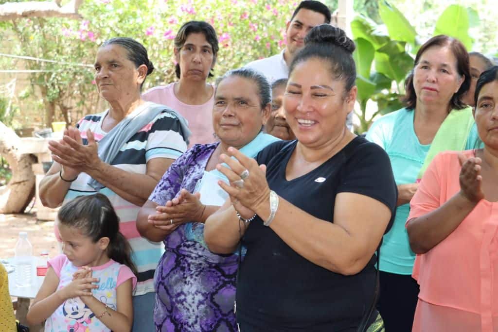 Ciudadanos alegres ante banderazos de obras de drenaje y agua potable (2)