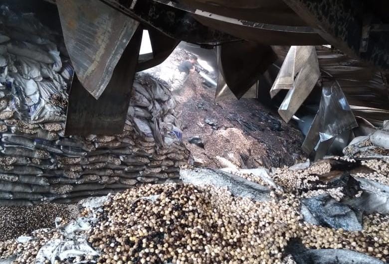 Interior de la bodega de garbanzo donde se muestran las grandes cantidades de costales y las afectaciones provocadas por el incendio