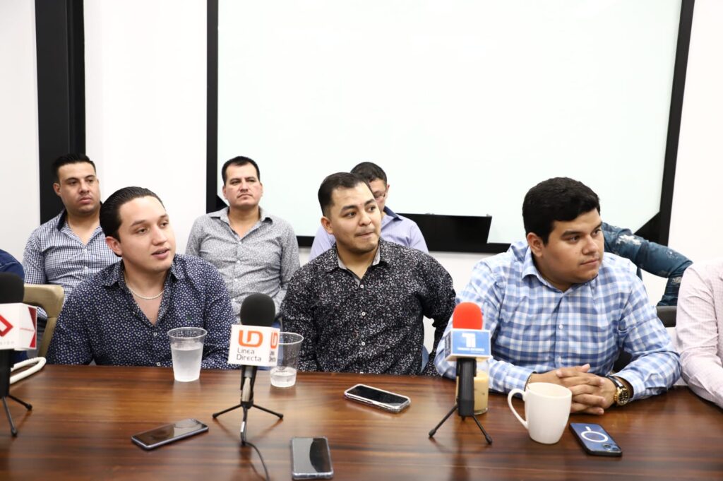 Agrupación sinaloense Mariachi Sol de mi Tierra durante rueda de prensa en Culiacán