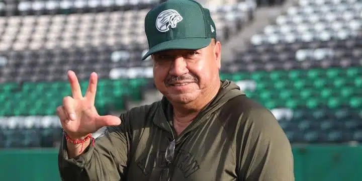 Juan Francisco “Chico” Rodríguez posando con la seña de Amor y Paz