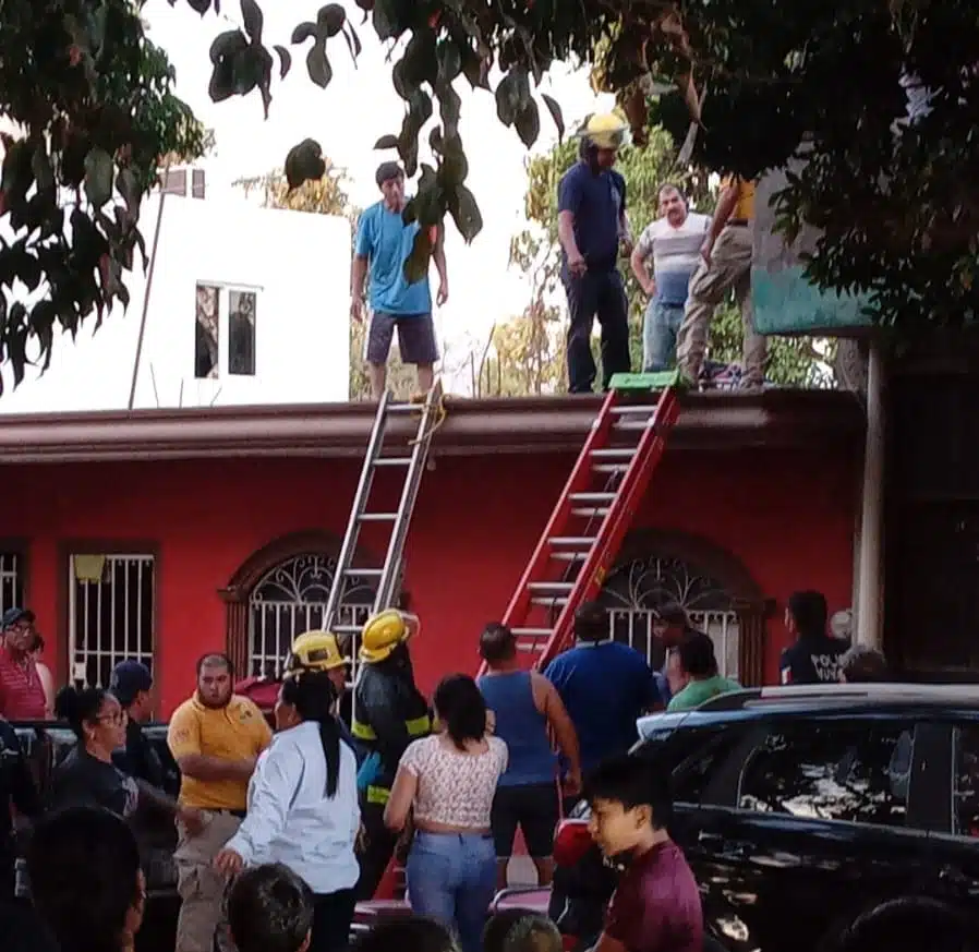 Personas arriba de una vivienda