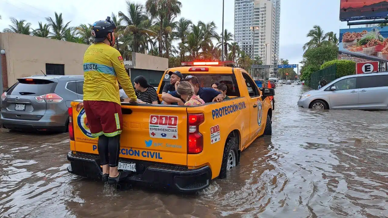 Vehículo de Protección Civil trasladando a personas afectadas por las lluvias