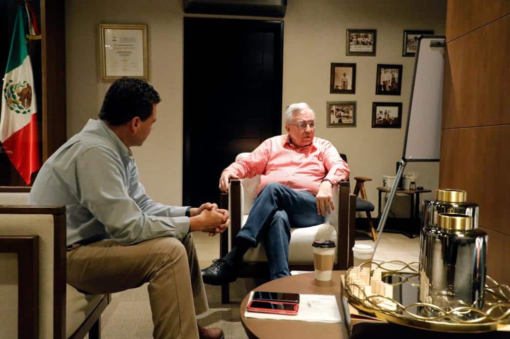 Gobernador Rubén Rocha Moya en reunión con el gerente de la División de Distribución Noroeste de la Comisión Federal de Electricidad (CFE), Hugo Martínez Lendechy