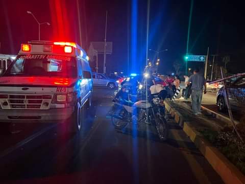 Paramédico de Mazatlán atendiendo los lesionados tras accidente