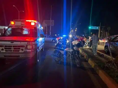 Paramédico de Mazatlán atendiendo los lesionados tras accidente