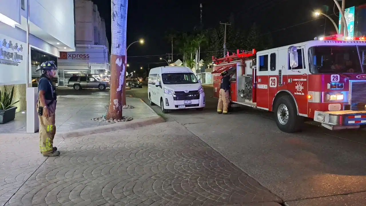 bomberos acudiendo en hotel de Los Mochis tras llamado de emergencia