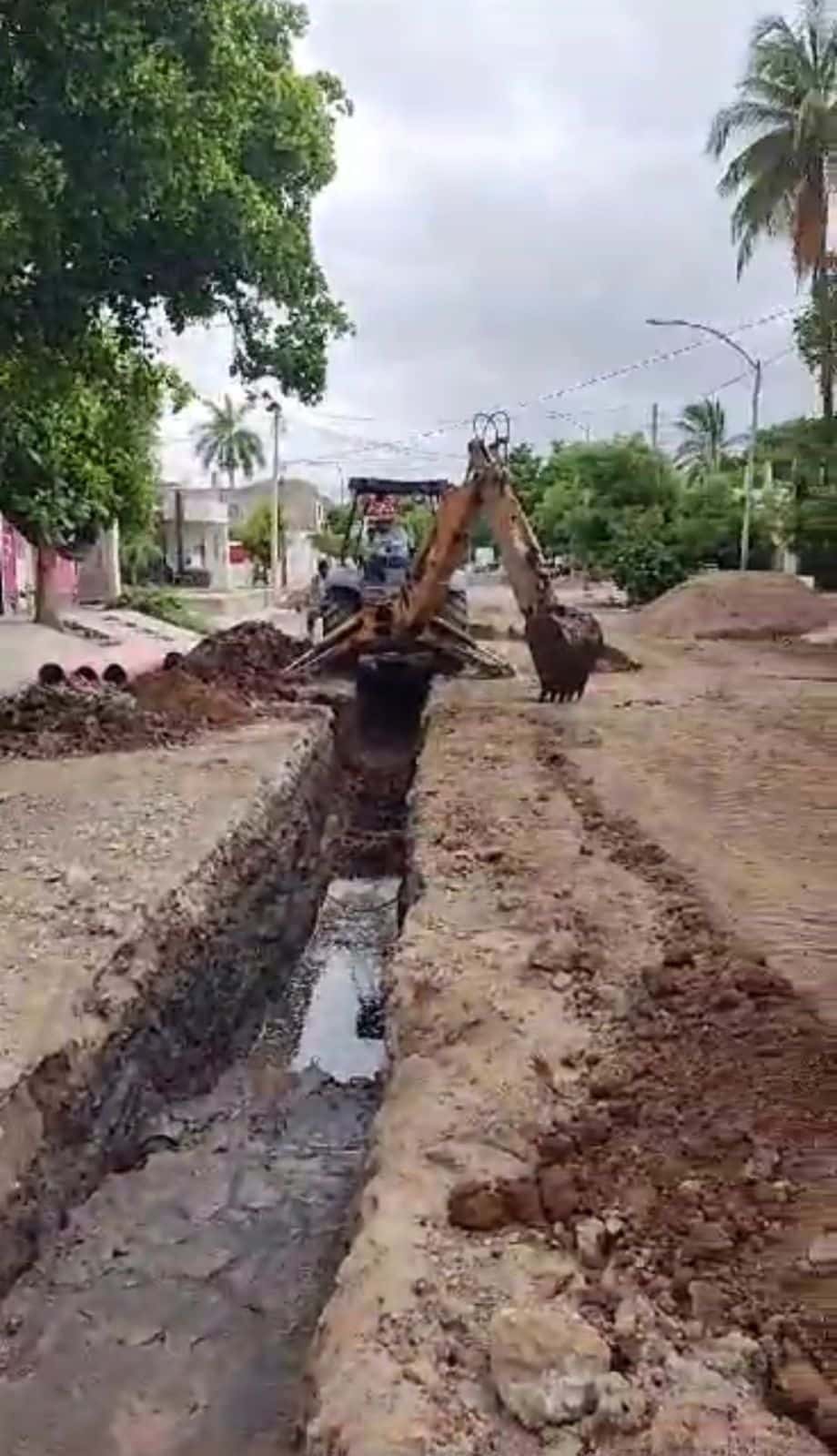 Maquinaria realizando trabajos de rehabilitación del drenaje sanitario